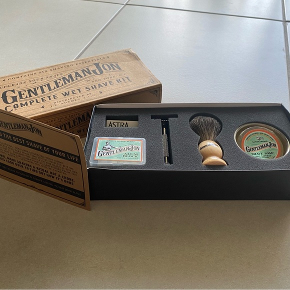 Gentleman Jon Complete Wet Shave Kit | Includes 6 Items - Picture 12 of 12